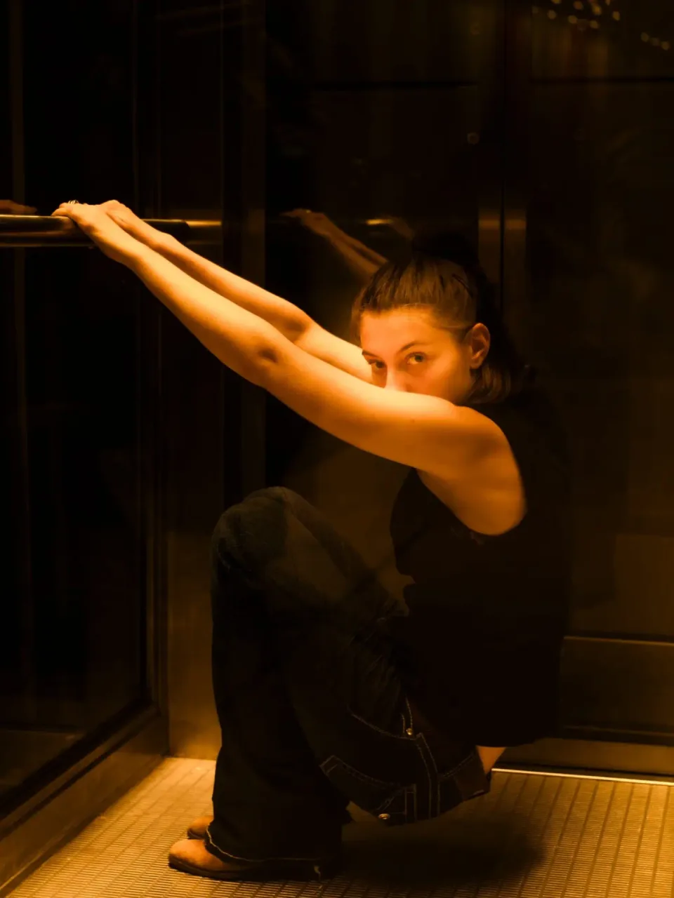 Bloesem Kneppers dancing in a warmly lit room