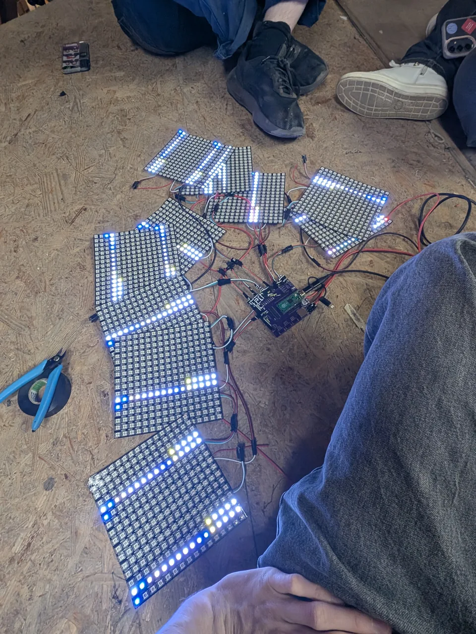 Meerdere gekoppelde LAMP LED-panelen tijdens een vloertest