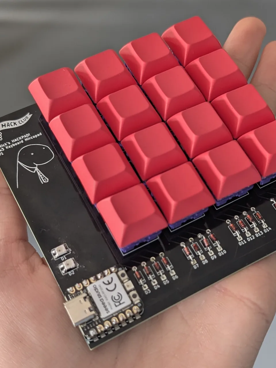 Gemonteerde MYMacropad-printplaat in een hand
